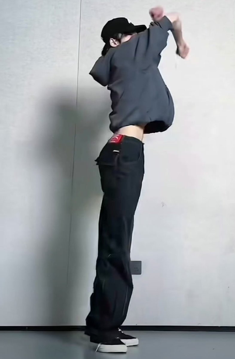 ouobb22's tweet photo. 你以为你腿长就很牛逼克拉斯吗直接法死好吧 https://t.co/P9kHxUfMET