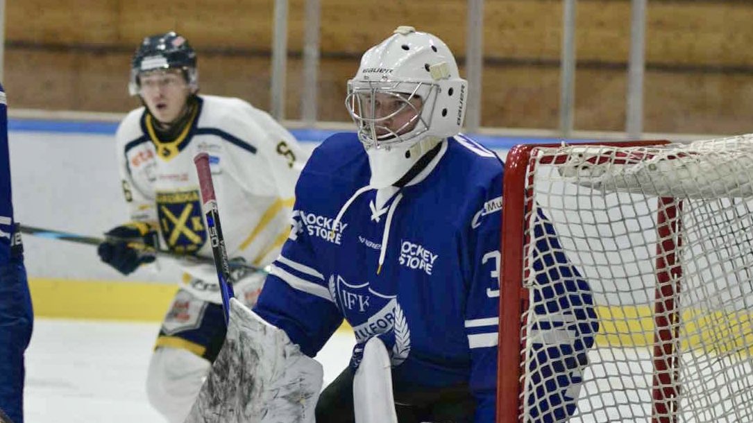 Stark 3-1-seger borta mot tabelltvåan Karlskoga IK! 🔥

Därmed säkrar vi playoffplatsen när tre omgångar återstår. ✅

Axel Lindqvist Nordin är stor segerorganisatör med 27 räddningar av 28 möjliga. 🧱

Mål av Albin Olsson, Alex Nilsson och Olle Albinsson. 🚨

Heja IFK! 💪🏼💙