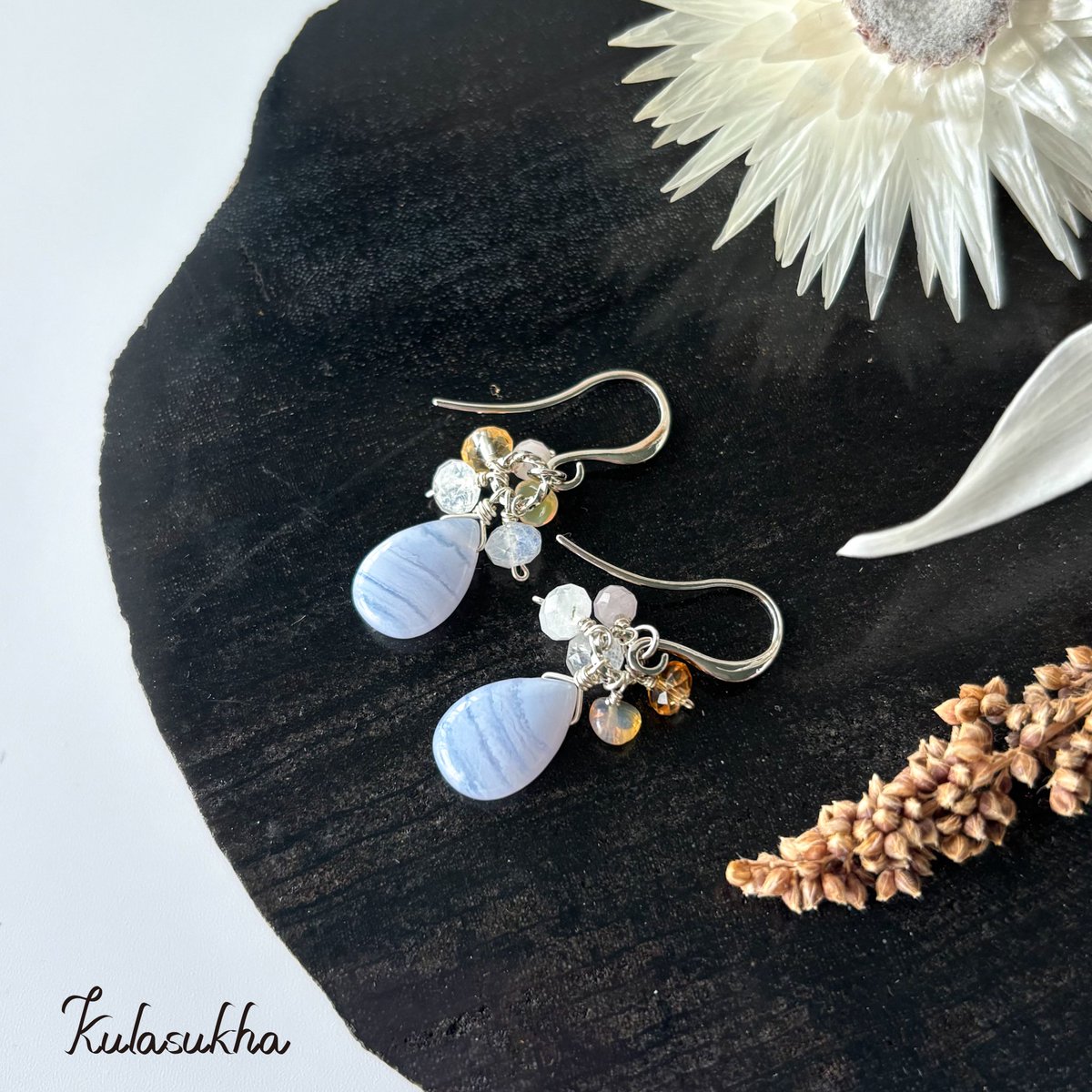 今日の撮影 ブルーレースアゲートのピアス 綺麗な縞模様が見える上質な