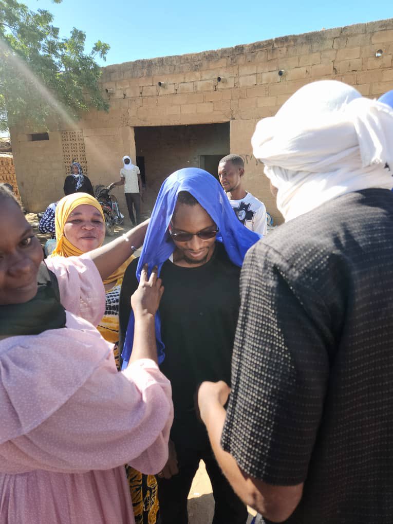 Symbole d’expression culturelle, le port du #Turban au nord du 🇲🇱 exprime la maturité, le statut social &amp; le respect.C’est pour cela qu’il faut être digne de le porter.

Notre Président  local a été accueilli à #JCI_Gao avec le turban traduisant la considération due à son rang.