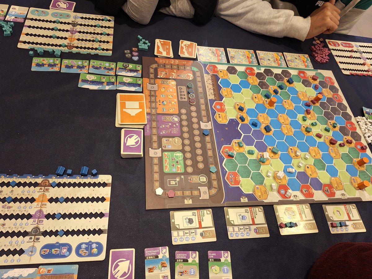 asoc_elduende's tweet photo. Estuvimos en la Deviriada que organizó @DevirIberia en un hotel de Lloret de mar. Gran evento y mejor buffet. Se presentaron futuras novedades como taller de santa claus (que nos gustó mucho), caracoles (juego estilo worms), shinjuku, railway boom... #deviriada #juegosdemesa https://t.co/S33Yjgobc4