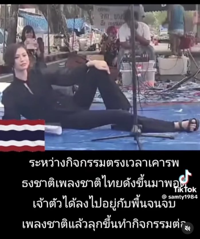 tonpatiwat's tweet photo. นึกขึ้นได้ในเวลา 18.00 น. 

ครั้งหนึ่ง … ในยุคที่เเนวคิด 3 กีบเฟื่องฟู

ผมได้เเต่สะเทือนใจ .. ที่เยาวชน คนทั่วไป ถูกปลูกฝังเเนวคิดจากเเกนนำพรรคการเมือง อาจารย์กีบ อินฟลูกีบ .. ให้ทำหลายสิ่งที่ไม่สมควร

หนึ่งในนั้น .. คือเเนวคิดต่อการเคารพธงชาติ เเละการเหยียดหยันบรรพชนผู้เสียสละที่อนุสาวรีย์ชัยสมรภูมิ

เเละเเล้ว .. อะไรที่ไม่ดีจริง อะไรที่มันปลอม .. ก็เสื่อมถอยลงไปตามหลักเหตุเเละผล