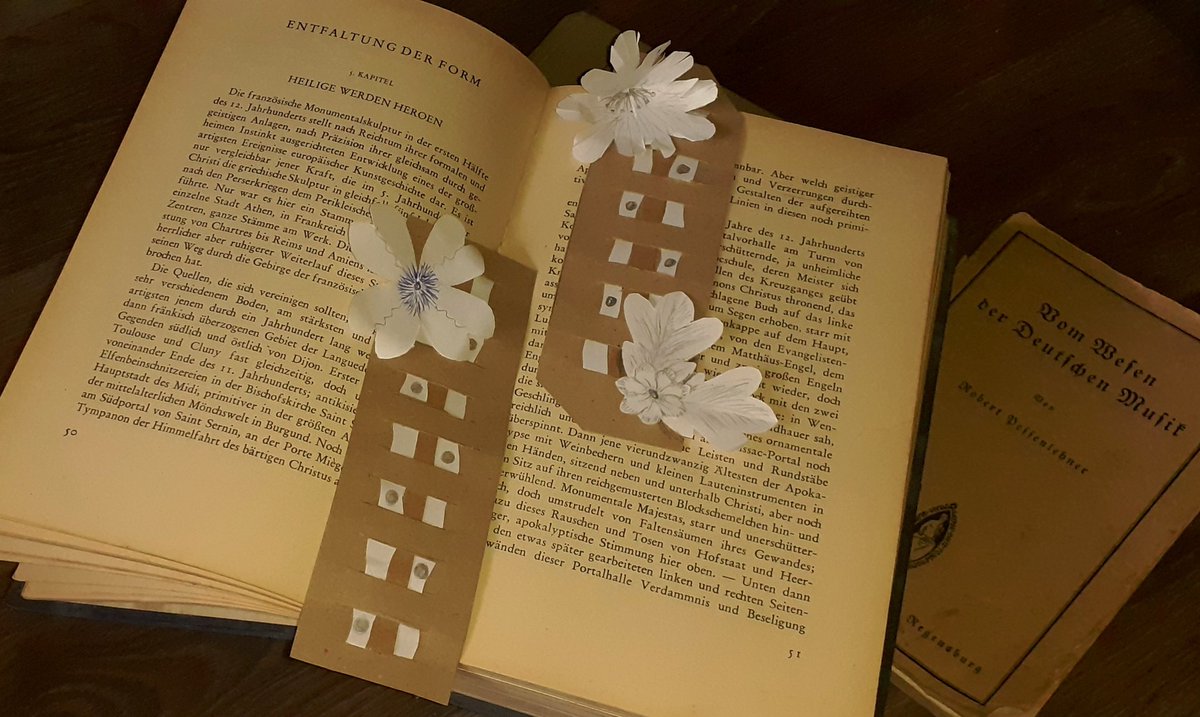 OHMYLOVELYROSS's tweet image. yay! sprzedały się zrobione przeze mnie zakładki 3D (te na fotos są przykładowe, pierwsze, jakie zrobiłam, a podobnych zrobiłam jeszcze 50, wszystkie szybko poszły, podobały się, ludzie lubią rzeczy z recyklingu)

#recykling #książki 
#zakładki #książkowemole #twitteroweksiążkary