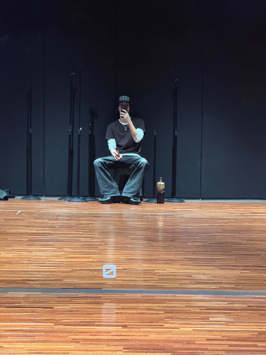 A mirror selfie during studio day cause they said a breakthrough became evident. Well even if it did not, I have captured it anyways, ppyong! Speaking of which, if you were an artist, wouldn’t you want to have your studio in the Louvre?