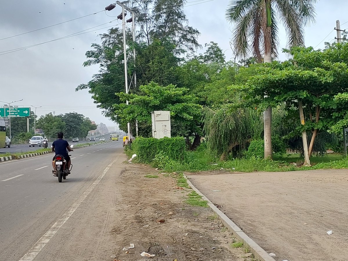 VoiceOfGota's tweet photo. @NHAI_Official @nitin_gadkari @MORTHIndia @NHAI_Official @NHAIROGujarat @nitin_gadkari @MORTHIndia @AmdavadAMC @AMCommissioner Sir, 6 foot overbridge planned on SG highway has still not been made.  The service road to SG Hiway has a dead end at GIDR. Such incomplete projects since long can be a major source of accident https://t.co/8hyhlDggmF