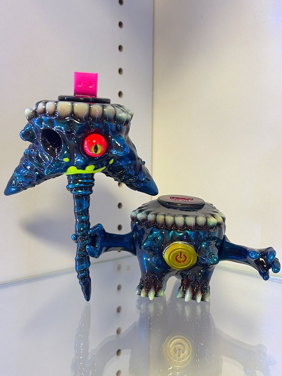 donpa28's tweet photo. WF2026冬の戦利品①
事前抽選で感染した、@turn_UP_toys さんのBUGBUG B.J. ブルー！🟦

実物で見るとよりキャンディ塗装ブルー
が良くて綺麗でした！
中のUSB部分がピンクの👅に見え最高！

次も青色系統の別のBUGBUGが欲しくなりました！
#WF2026冬 
#turn_up_toys 
#BUGBUG 
#ソフビ https://t.co/fkjz1afANA