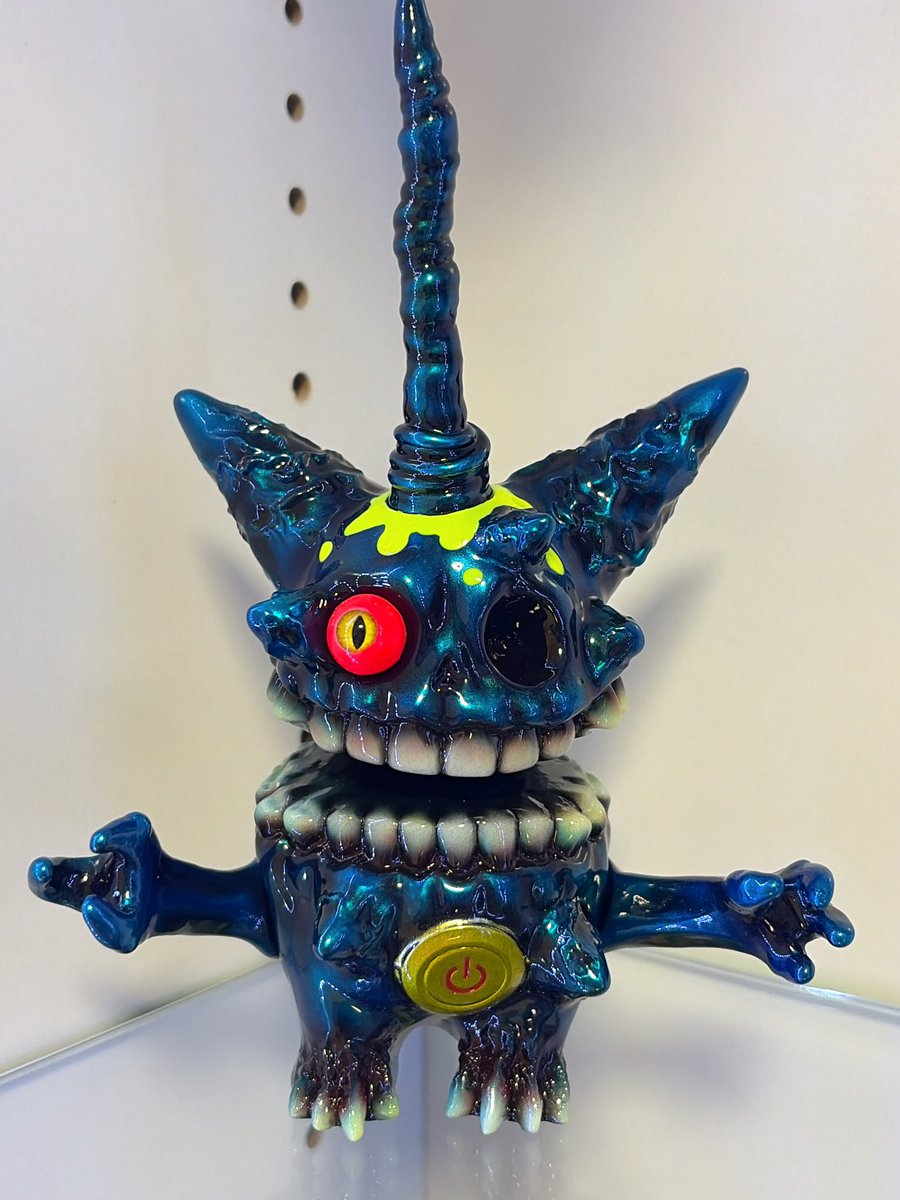 donpa28's tweet photo. WF2026冬の戦利品①
事前抽選で感染した、@turn_UP_toys さんのBUGBUG B.J. ブルー！🟦

実物で見るとよりキャンディ塗装ブルー
が良くて綺麗でした！
中のUSB部分がピンクの👅に見え最高！

次も青色系統の別のBUGBUGが欲しくなりました！
#WF2026冬 
#turn_up_toys 
#BUGBUG 
#ソフビ https://t.co/fkjz1afANA
