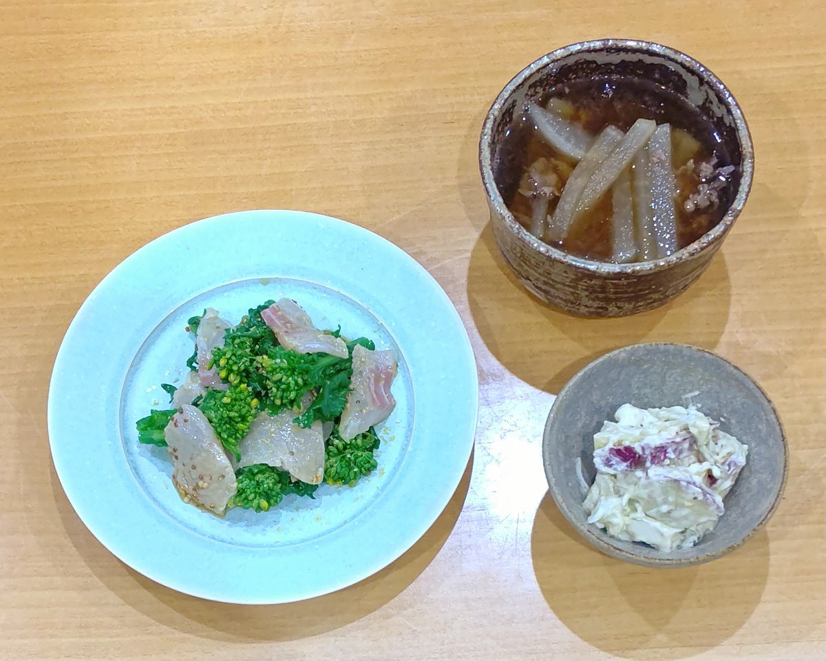 今日の ＃晩ごはん

＃菜の花 と鯛のレモン醤油
鯛は､塩をして味の道をつける
菜の花は､ゆでて半分に切る｡

レモン汁：砂糖：粒マスタード：
オリーブ油：醤油を混ぜたもので
和えて完成｡

副菜は､薩摩芋とクリームチーズのサラダ

お汁は､牛肉と大根を醤油で味付け

＃介護ごはん ＃簡単レシピ