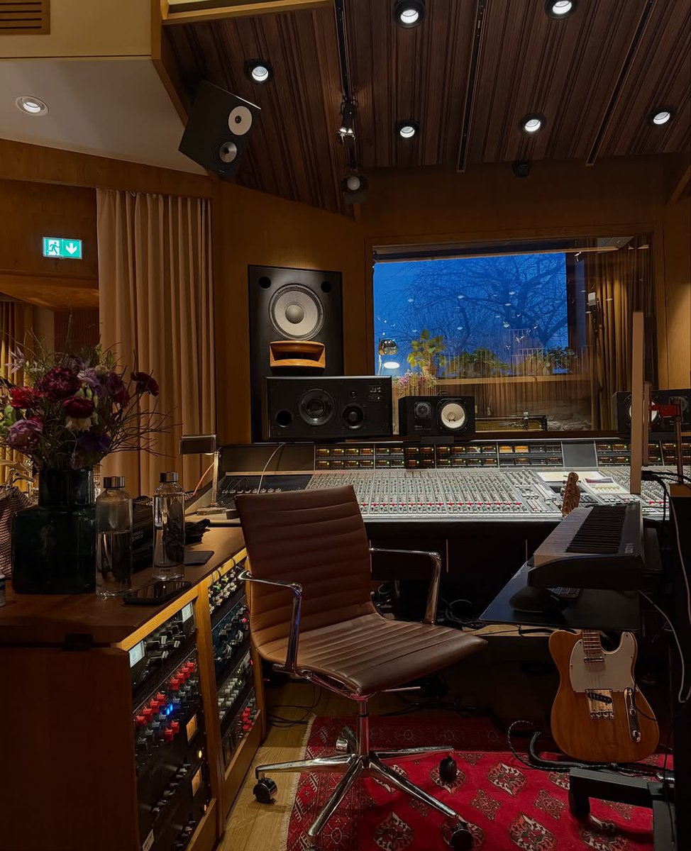 DUA LIPA tweet media