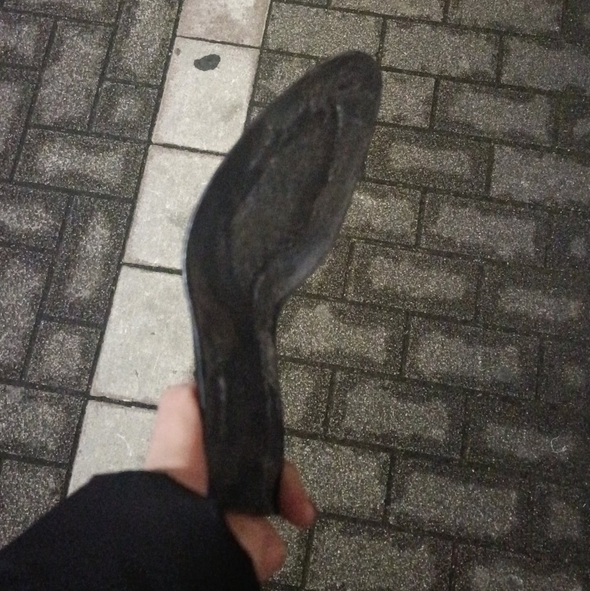 3年前くらいに買ったブーツを、雪降ったから履いて移動したら、底がとれて、折れた。
今日初めて履いたのに今日で終わった。
底って折れるのね😨