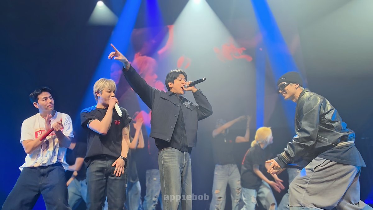 이 사진 되게 좋은점
구도가 명절 때 찬우 혼자 재롱부리고 그 옆에 형들 재롱부리는 막내 구경하는 느낌이라 ㄱㅇㅇ