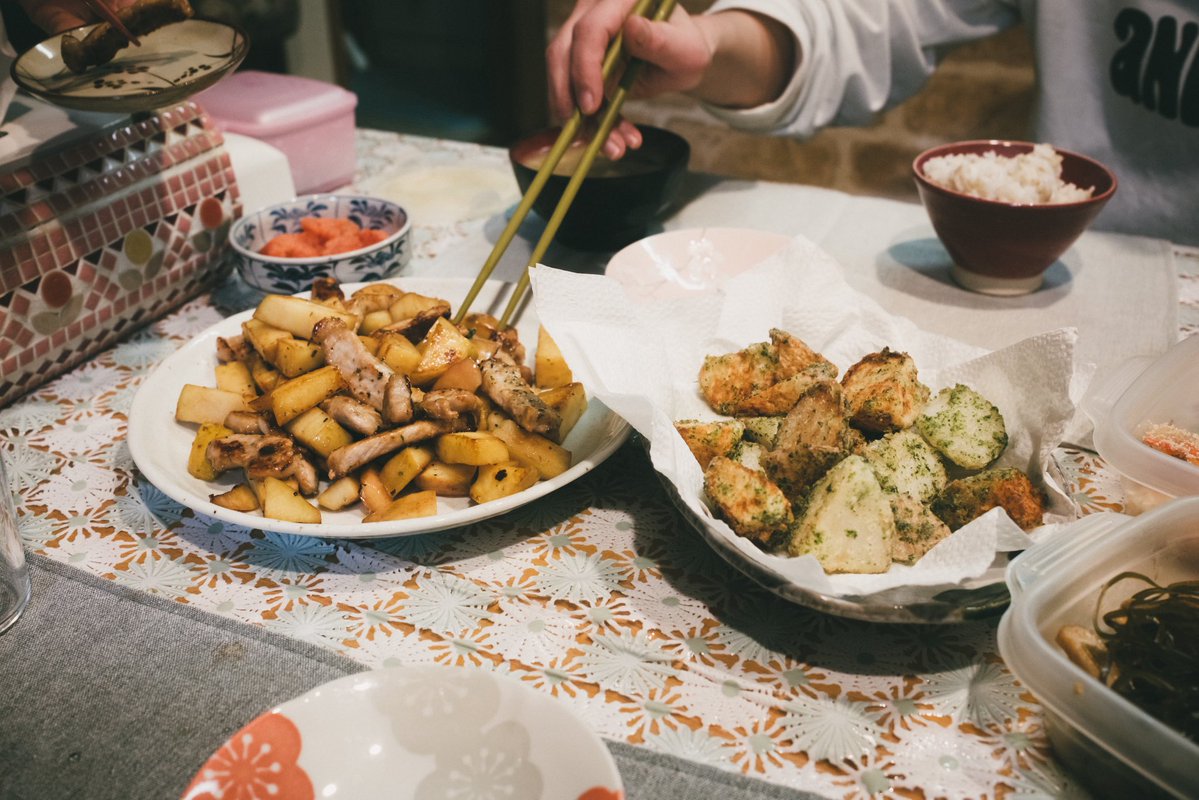 長芋は皮付きのまま乱切りでのりしおフライドポテトすると凄いうまい
すんごいうまい！！青森県のお楽しみだなー
箸つけてるのは豚肉とりんごをハーブソルトで炒めたやつ。とめちゃんには不評
