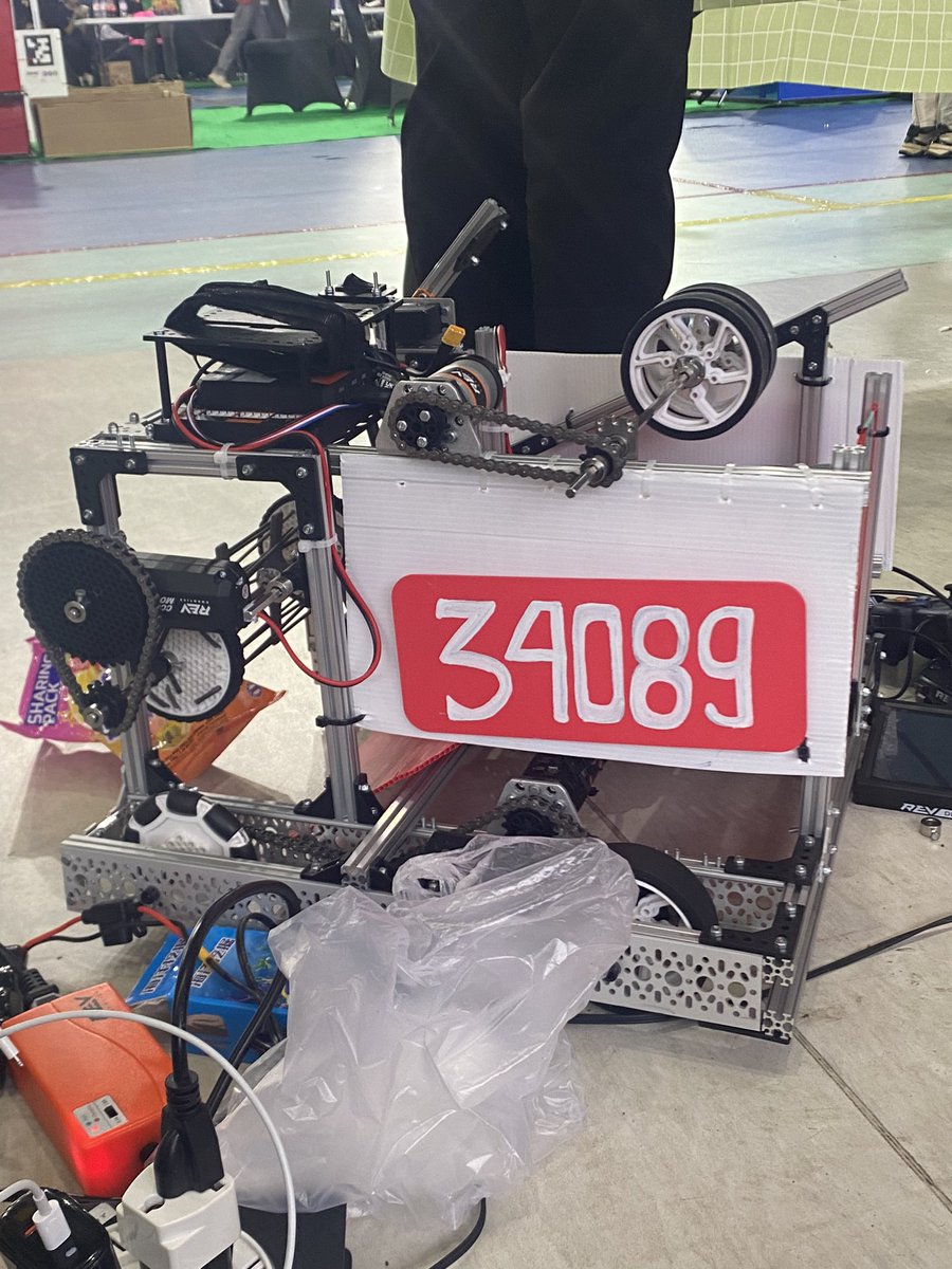 vinosaurus_'s tweet photo. memulai semester 4 ini dengan pacarku yang luar biasa indah dan lomba (fun fact robotnya dibikin cuma 5 hari di teti🙏🏻🙏🏻) https://t.co/j4qRWB6KpO