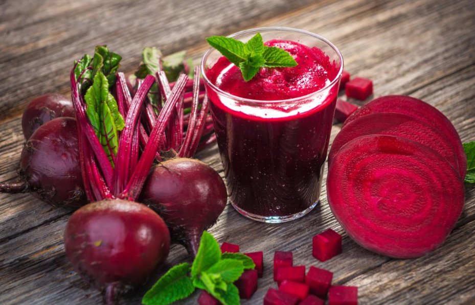 datocurioso99's tweet photo. 🚨JUGO DE REMOLACHA 🚨

¡El jugo de remolacha 🫜 es un superalimento natural que está ganando cada vez más popularidad por sus impresionantes beneficios para la salud! 
Este jugo, obtenido de la remolacha roja (betabel), es rico en nitrato (que se convierte en óxido nítrico en el cuerpo), antioxidantes como las betalaínas, hierro, potasio, magnesio, ácido fólico y vitamina C. 

Aquí te dejo los principales beneficios respaldados por estudios científicos:

1️⃣Reduce la presión arterial 
Los nitratos dilatan los vasos sanguíneos, mejorando el flujo sanguíneo y bajando la presión arterial de forma natural. Ideal para personas con hipertensión leve, con efectos notables en dosis diarias.

2️⃣Mejora el rendimiento deportivo y la resistencia 💪
Aumenta la oxigenación muscular, retrasa la fatiga y mejora la resistencia en ejercicios de endurance. Atletas lo usan para rendir más y recuperarse mejor, reduciendo incluso el dolor muscular gracias a sus antioxidantes.

3️⃣Potente antioxidante y antiinflamatorio ✌️
Las betalaínas combaten el estrés oxidativo, reducen la inflamación y protegen las células. Ayuda a prevenir enfermedades crónicas y mejora la salud general.

4️⃣Beneficios para el corazón y la circulación 🩸🫀
Mejora el flujo sanguíneo, apoya la salud cardiovascular y puede reducir el riesgo de problemas cardíacos al relajar las arterias.

5️⃣Apoya la salud cerebral y cognitiva 🧠
Aumenta el flujo sanguíneo al cerebro, lo que puede mejorar el rendimiento cognitivo y ayudar a mantener la salud cerebral con el envejecimiento.

6️⃣Combate la anemia y mejora la sangre 🩸 
Rico en hierro y folato, ayuda a aumentar la hemoglobina y los glóbulos rojos. Estudios muestran mejoras con un vaso diario durante una semana.

7️⃣Mejora la digestión y detox 🍵
Su fibra (en la remolacha entera) y propiedades alcalinas favorecen la digestión, eliminan toxinas y apoyan la salud intestinal.

Tip: Para maximizar beneficios, tómalo fresco (ideal 350-400 ml al día) o 2-3 horas antes de entrenar. Combínalo con zanahoria, limón o jengibre para mejorar el sabor y sumar más nutrientes.

#JugoDeRemolacha #SaludNatural #Superfoods #BeneficiosRemolacha #VidaSaludable