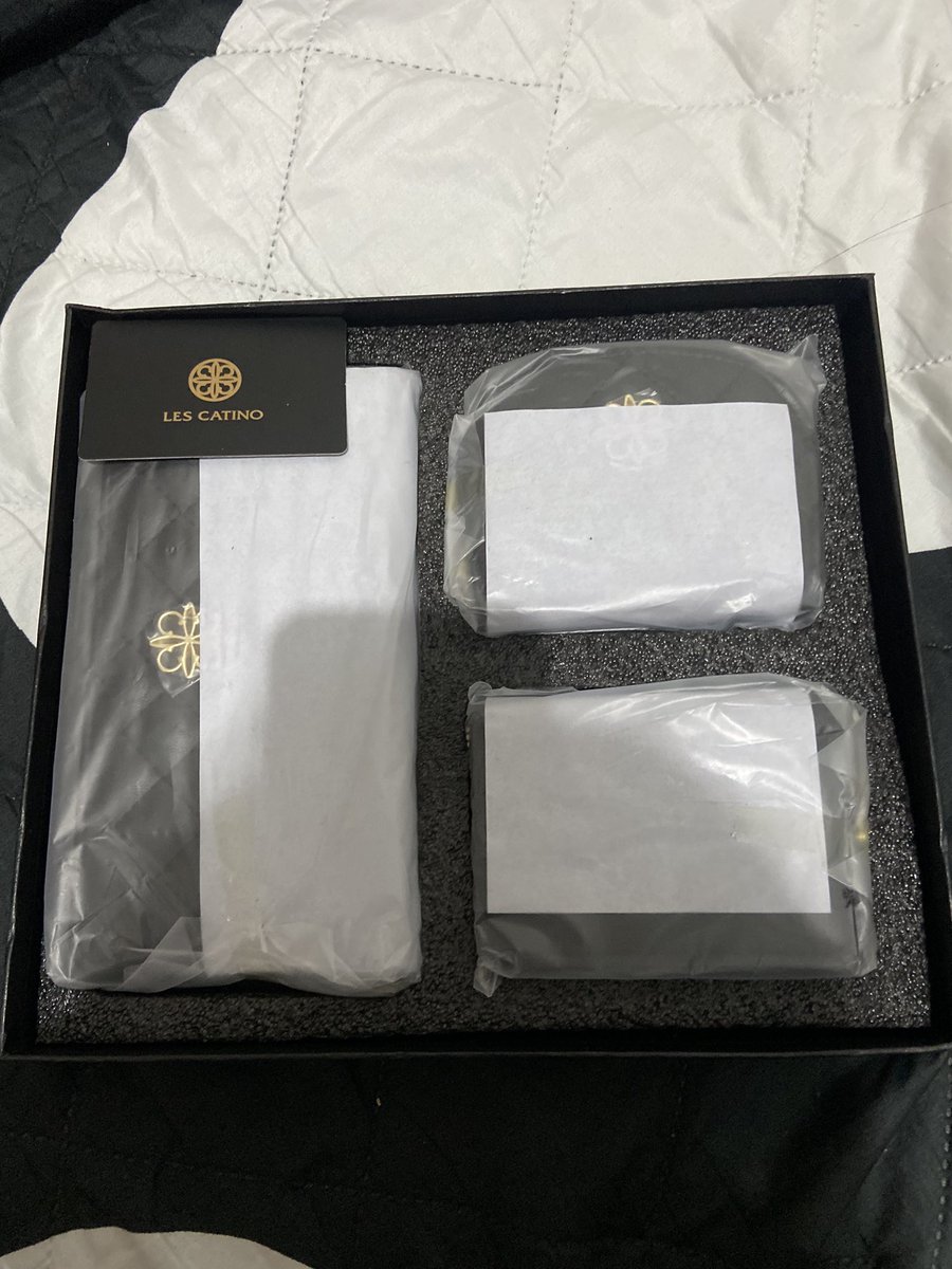 WTS dompet les catino masih baruu yaaa bisa buat kadoin temen/pacar. aku jual 80k aja boleh nego s.shopee.co.id/5L6JkHTAmL