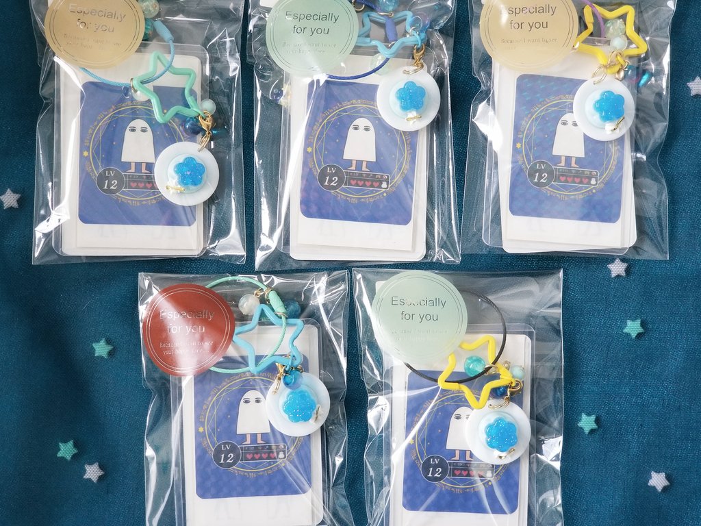 <a href="/ramankoubou/">ラマン工房</a> ↓補足
※ 在庫
× × ×
  × ○

■『ラマン工房』さん(<a href="/ramankoubou/">ラマン工房</a>)の作品……

シャカシャカの中には カラスの羽根が！
オマケのステッカーはキラキラっ✨
盛り沢山＼(^o^)／

 通販可。是非！

#ラマン工房 #キーホルダー #カラス #プリン #トレカケース #カラスノス
↓ﾂﾂﾞｸ