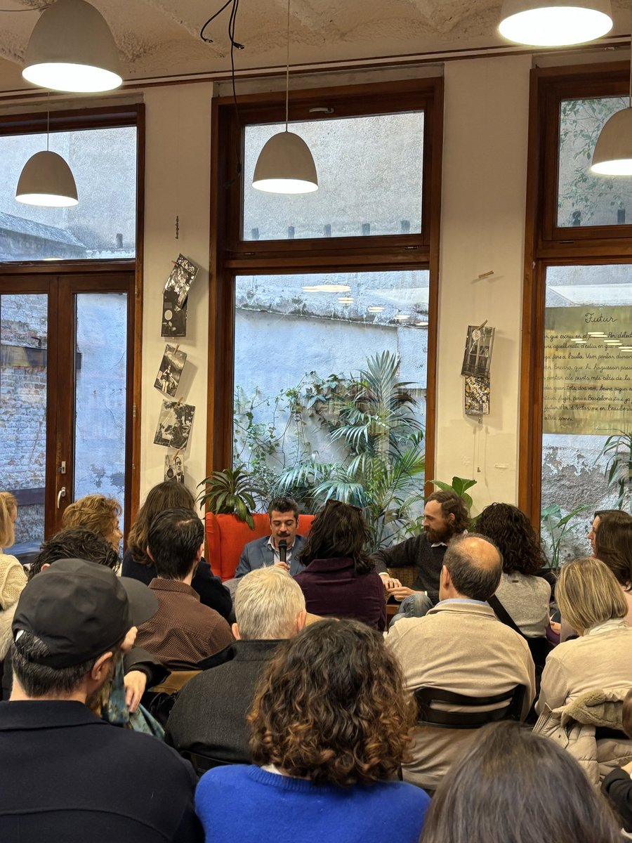 Mil gracias a <a href="/jsdemontfort/">José de Montfort</a> y a <a href="/CBerasateguiV/">Carmen Berasategui</a> por su amabilidad y generosidad. Y gracias también a todos los que os acercasteis a escuchar, acompañar y llevaros un ejemplar de Las horas terribles (<a href="/Siltola/">La Isla de Siltolá</a>) 💙