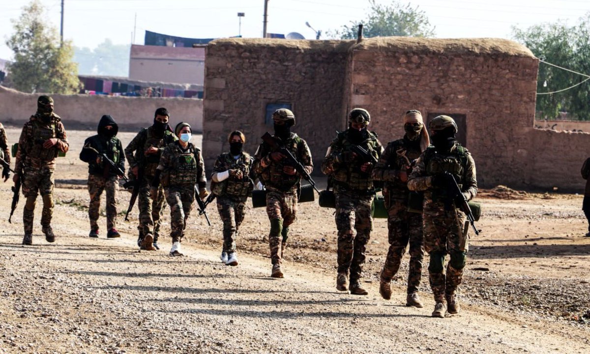 الحسكة :

ثلاثة شهداء وعدد من المعتقلين في حي الطلائع بمدينة الحسكة وشهيد رابع برصاص القناصة

قامت ميليشيات حزب العمال الكردستاني بشن حملة مداهمات مساء الإمس في حي الطلائع وقامت خلالها بقتل ثلاثة أشخاص واعتقال آخرين من الحي خلال إطلاق النار العشوائي ، فيما استشهد الشاب أحمد دحام