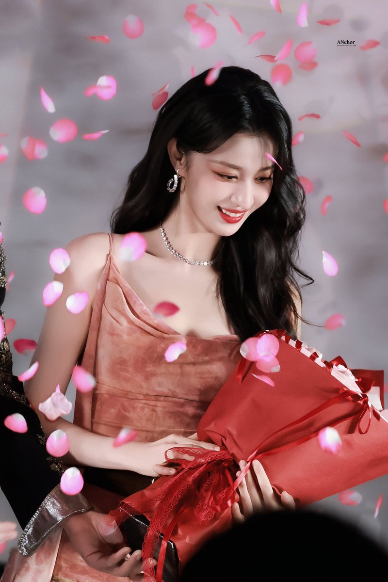 เดือนแปด tweet media