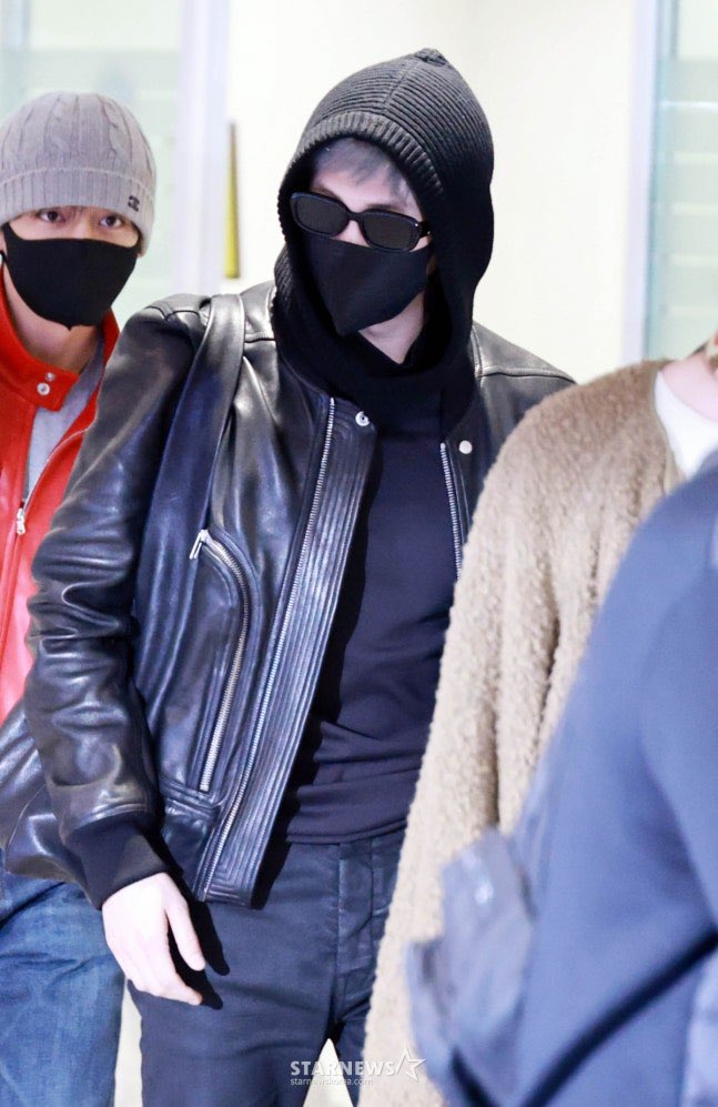 울옵 지금 쌔끈빠띠 가죽 자켓고 이쁜데 지금 은발이라고 은발