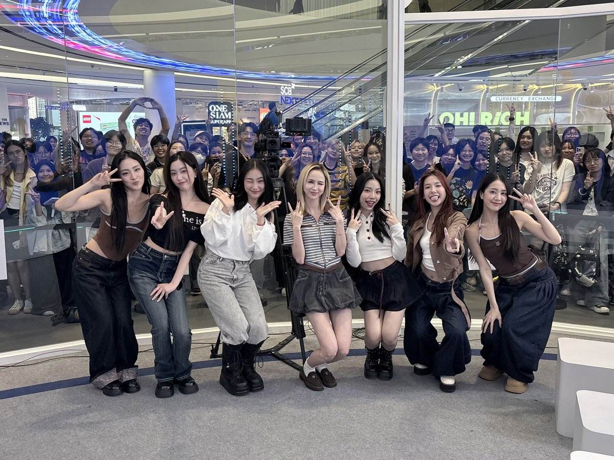 บรรยากาศความน่ารักสุดอบอุ่น “4EVE” ขอบคุณสำหรับเสียงตอบรับและกำลังใจจากทุกคนที่มาสนุกกันกับ TMC LIVE Special ที่ TMC LIVE STUDIO ชั้น 4 Siam Paragon น้าาาา ❤️

#TMCLIVEx4EVE
#ThailandMusicCountdown
#TrueCJCreations