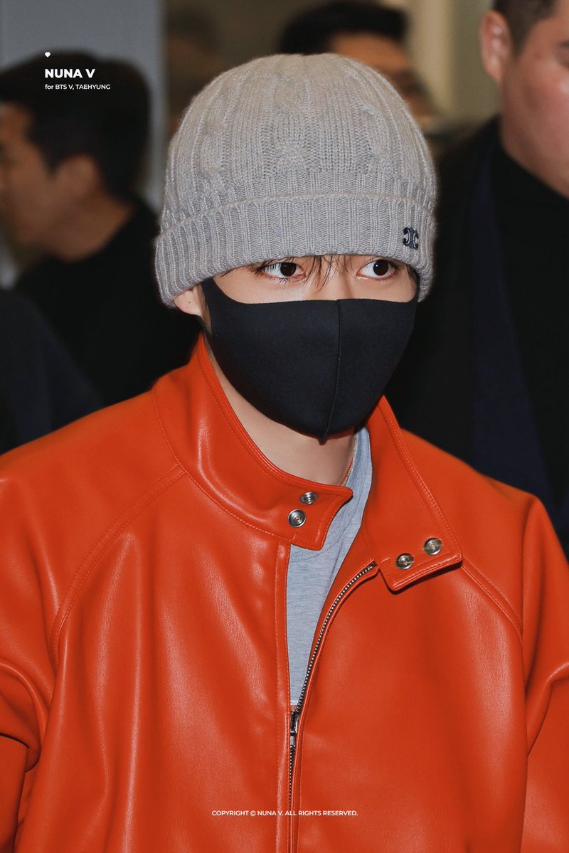 BTSVChartData's tweet image. Taehyung and the rest of the members safely landed in Korea! 🇰🇷

WELCOME HOME TAEHYUNG!