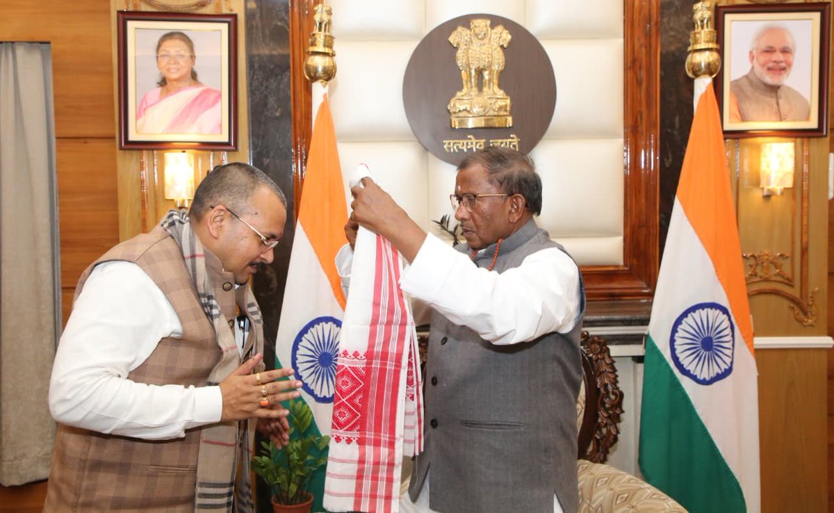 असम गुहाटी प्रवास पर असम के महामहिम राज्यपाल लक्ष्मणाचार्य जी के साथ शिष्टाचार मुलाक़ात हुई अनेक शैक्षणिक गतिविधियों धार्मिक गतिविधियों पर चर्चा ।आपका आत्मीय आभार