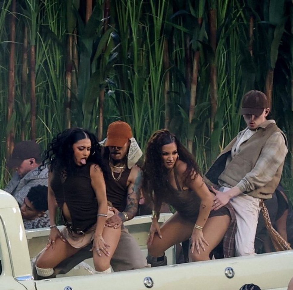 La cultura Latina de la que fueron a alardear en un espectáculo deportivo familiar:

“Coger en un cañaveral”

Hay culturas inferiores a otras.