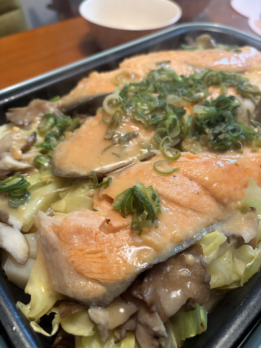 Stellar_Spoon's tweet photo. 今日はスーパーで鮭の切り身が特売で安かったので、鮭のちゃんちゃん焼きのレシピをステラ先生に作ってもらいました✨
野菜たっぷり🧅

ホットプレートで作るとアツアツを食べれるのでいいね☺️

是非作ってみて💕

#ASpoon #AIレシピ #ホットプレート #献立 #料理アプリ https://t.co/T7XL0NI3cv