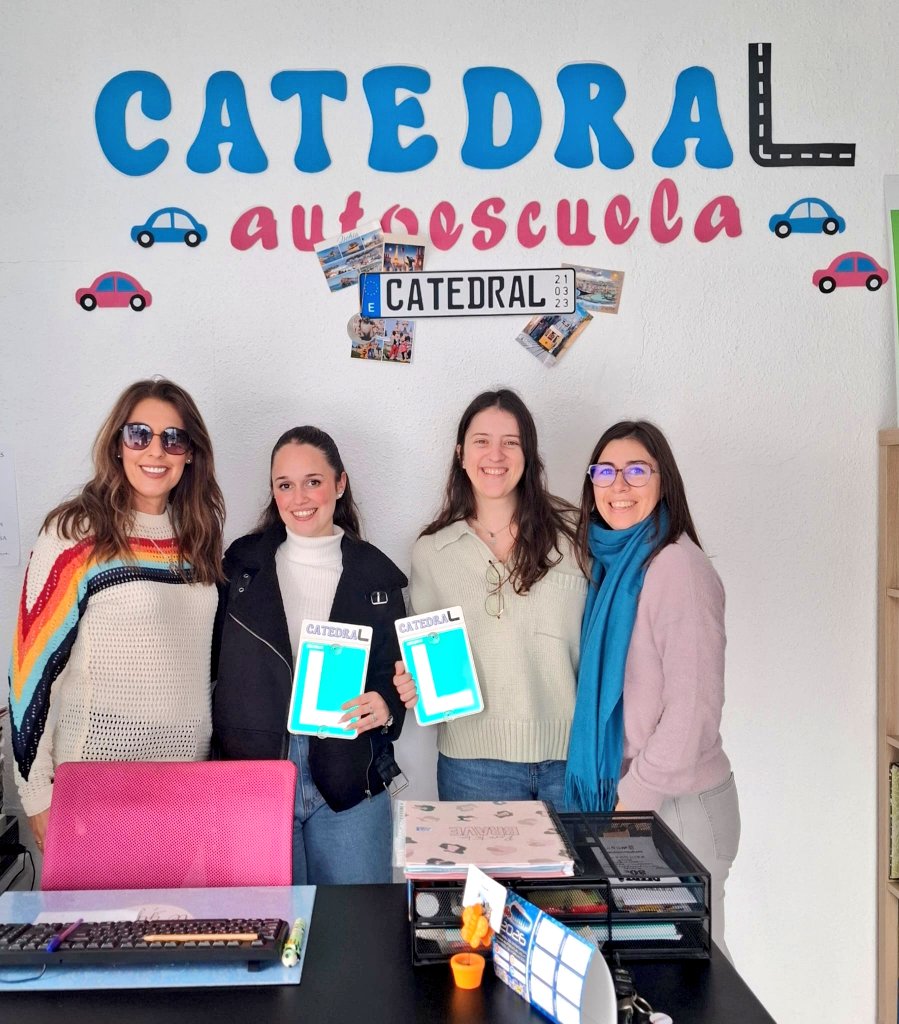 Al mal tiempo, aprobadas!

Felicidades María y Ángela por vuestro aprobado, ya tenéis vuestra L, y gracias por confiar en 𝘾𝙖𝙩𝙚𝙙𝙧𝙖𝙇!! 

No lo dudes, #somostuautoescuela 

#Sevillahoy #Autoescuela #DGT #formacionvial