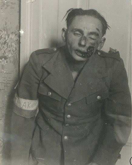 "„Zdybek” po zamordowaniu przez UB – zdjęcie wykonane w gmachu PUBP w Chełmie .
No śmiało , czy ktoś jeszcze powie mi że ,,za komuny było lepiej" ? ... rzekomo jesteśmy pokoleniem które ,,co ty możesz o tym wiedzieć" ?
Proszę spożytkowanie czas i siły na myśl o zmarłych i