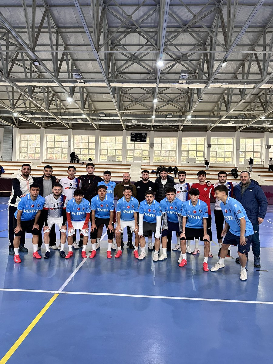 SporLTrabzon's tweet photo. Şampiyonlar Buluştu !!
Erzurum’daki bölge müsabakalarına hazırlık kapsamında 2021/2022 eğitim öğretim yılı Trabzon futsal şampiyon takımımızı okulumuzda misafir ettik. Kıyasıya geçen maçta kazanan Trabzon Spor Lisesi oldu. @cemilkarakas3 https://t.co/nyfJtYGyyz