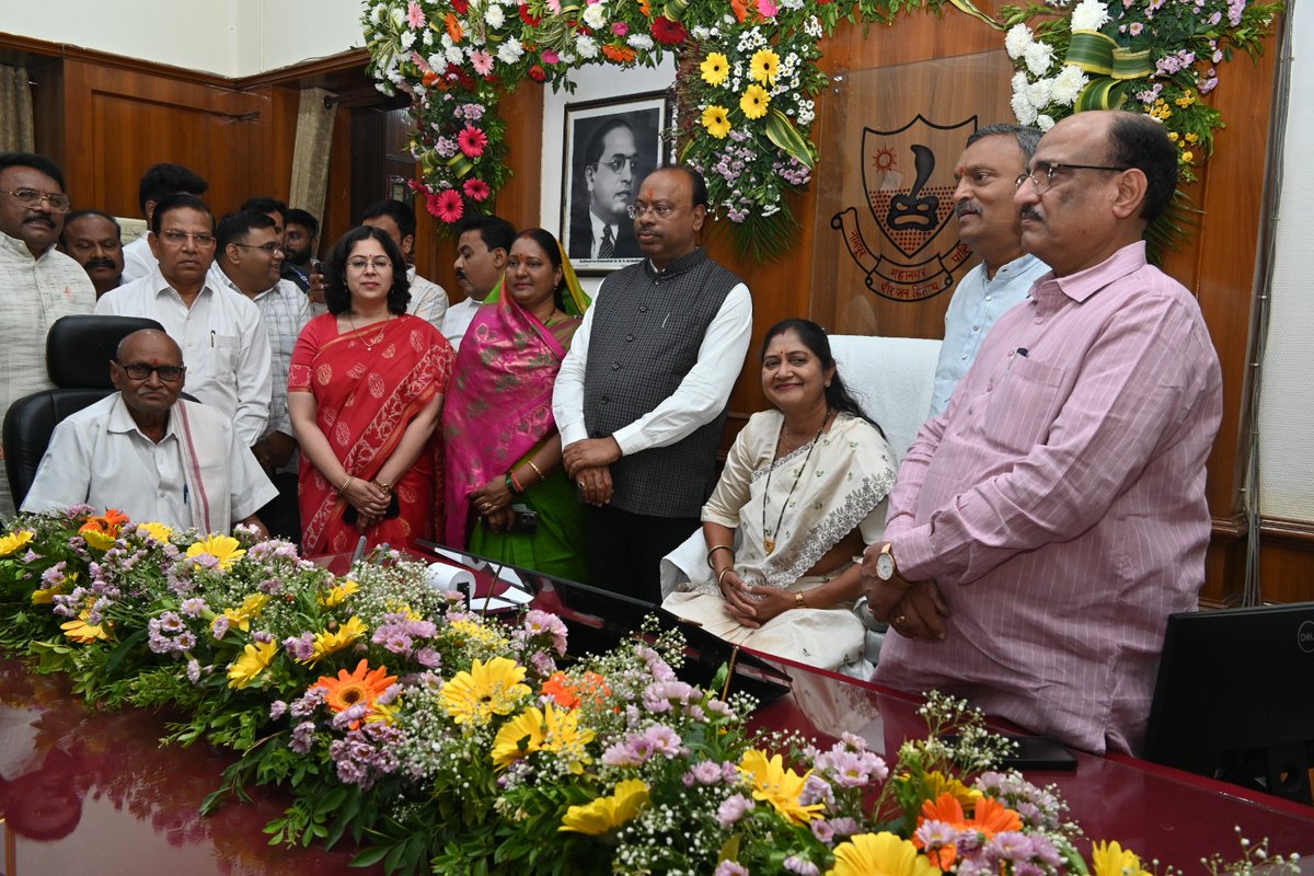 ngpnmc's tweet image. नवनिर्वाचित महापौर श्रीमती नीता ठाकरे, उपमहापौर श्रीमती लीलाताई हाथीबेड व नागपूर महानगरपालिका सभागृहातील सत्ता पक्षनेते श्री. नरेंद्र (बाल्या) बोरकर यांनी आज नागपूर महानगरपालिकेच्या मुख्यालयात झालेल्या दिमाखदार कार्यक्रमानंतर पदभार स्वीकारला.

.
.
#nmc #nagpur #mayor #nmcmayor