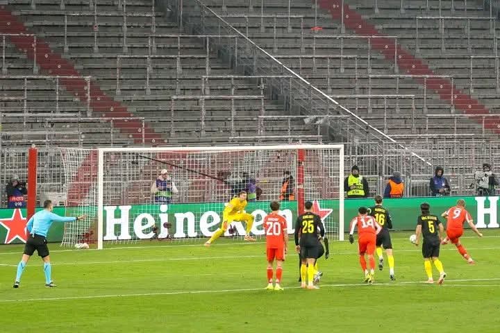 luca_varan's tweet photo. Cole Palmer a marqué 2 penalty hier ✅

Harry Kane a marqué sur 2 penaltys aujourd'hui ✅

Erling Haaland a marqué sur penalty à la dernière minute contre Liverpool aujourd'hui ✅

Personne n'a parlé de ça évidemment, il suffit que Mbappe marque 1 Penalty et tu verras les chiens aboyé de partout
