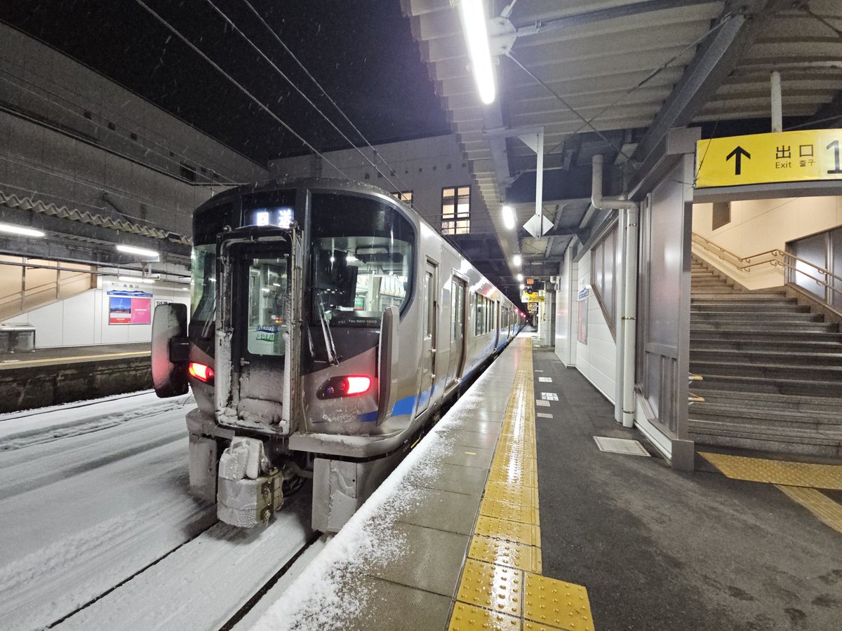 一日一往復のみの金沢〜糸魚川間普通列車、金沢17:40発糸魚川行に乗ると 金沢や富山では満席御礼の乗車率であるのですが この貴重な列車が本領を発揮するはずのトキ鉄区間に入る頃にはあまりにガラガラ… 一昔前の北陸本線の風情を感じられる素敵な列車ですが いつまで走り続けてくれるでしょうか。。