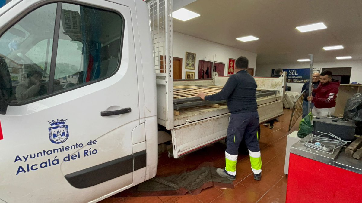 𝐒𝐨𝐋𝐢𝐝𝐚𝐫𝐢𝐨𝐬

🔵 Durante este fin de semana, tras la solicitud del Excmo. Ayuntamiento de Alcalá del Río ante la necesidad de recursos para el realojamiento de las familias evacuadas en las zonas próximas al río, nuestra formación ha donado 8 literas con sus