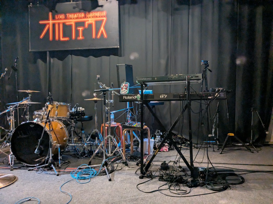 昨日はZARDコピバン繋がりのマキさんが参加するラルクコピバンのライブを見てきました☺️
雪の影響で大変だったろうに主催バンドとして見事な運営をされて、開演から終演時間までぴったりオンスケ！
演奏は皆さん元々お上手ですが、以前にも増してまとまっていたなぁと感じました👍️
また行きますぜ😉