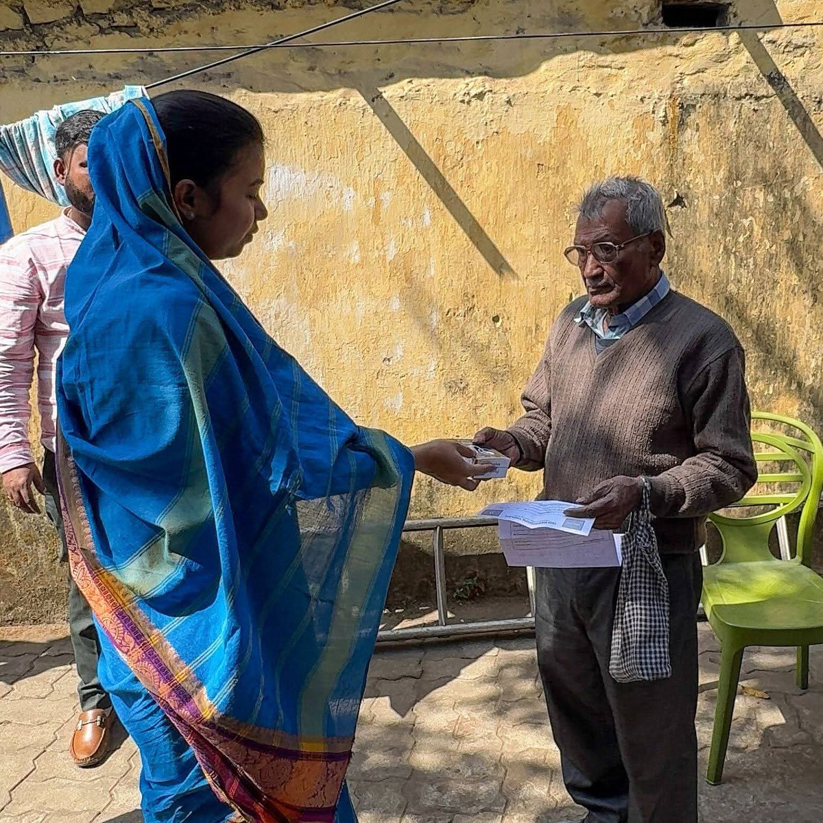 sahupurnima0818's tweet image. आज अपने आवास पर बागुननगर निवासी श्री पन्नालाल मजुमदार जी को श्रवण यंत्र (Hearing Aid) उपलब्ध कराया, जिससे अब वे बेहतर सुन पाएंगे और उनका दैनिक जीवन सुचारु रूप से संचालित हो सकेगा।

#HelpingHands #HumanServices