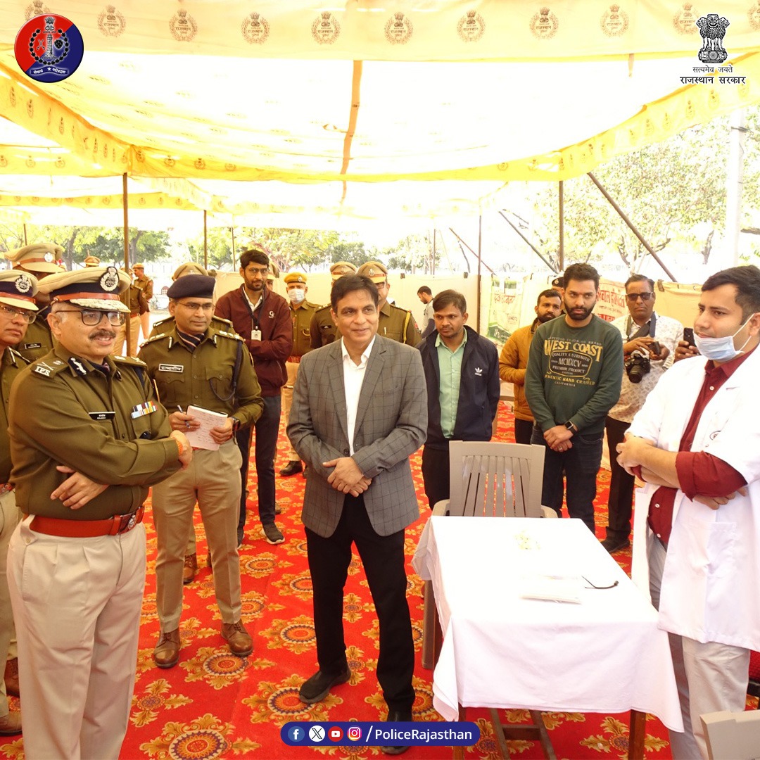 PoliceRajasthan's tweet photo. सेवा सिर्फ वर्दी तक सीमित नहीं होती, सेवा की शुरुआत अपने कर्मियों की सेहत से होती है।

भीलवाड़ा दौरे के दौरान श्री राजीव कुमार शर्मा, महानिदेशक पुलिस, राजस्थान द्वारा हेल्थ कैंप का उद्घाटन राजस्थान पुलिस की उस संवेदनशील सोच को दर्शाता है, जहाँ जवानों की सेहत और मनोबल सबसे बड़ी प्राथमिकता है।

जो दिन-रात दूसरों की सुरक्षा में खड़ा रहता है, उसकी सेहत की चिंता भी उतनी ही ज़रूरी है। 

राजस्थान पुलिस अपने जवानों को सिर्फ बल नहीं, परिवार मानती है।

स्वस्थ पुलिस — सुरक्ष��त समाज।

#RajasthanPolice
#DGPVisit
#BhilwaraPolice 
#PoliceWelfare
#HealthCamp