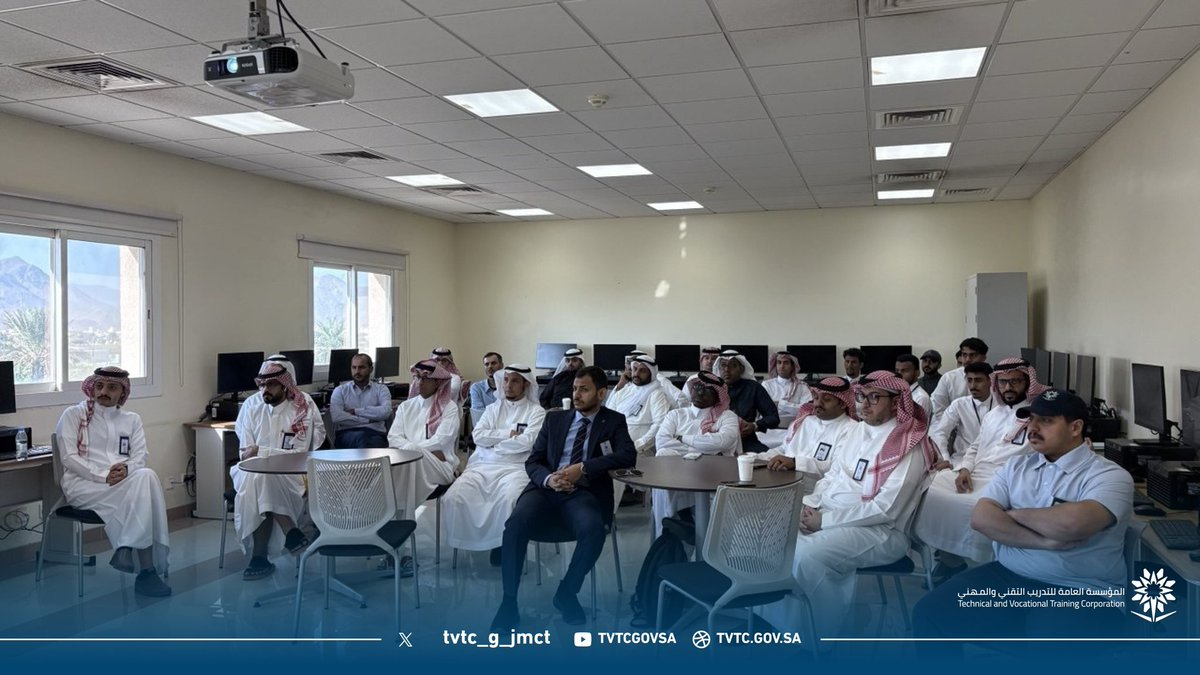 إضاءات علمية | 🤖

ضمن سلسلة لقاءات إضاءات علمية، قدّم عميد الكلية التقنية بالجموم م. عبدالعزيز بن سعود المالكي لقاءً بعنوان «استخدام الذكاء الاصطناعي في التدريب»، تناول فيه أهمية توظيف تقنيات الذكاء الاصطناعي في تطوير العملية التدريبية، ورفع كفاءة التدريب، إلى جانب استعراض عدد