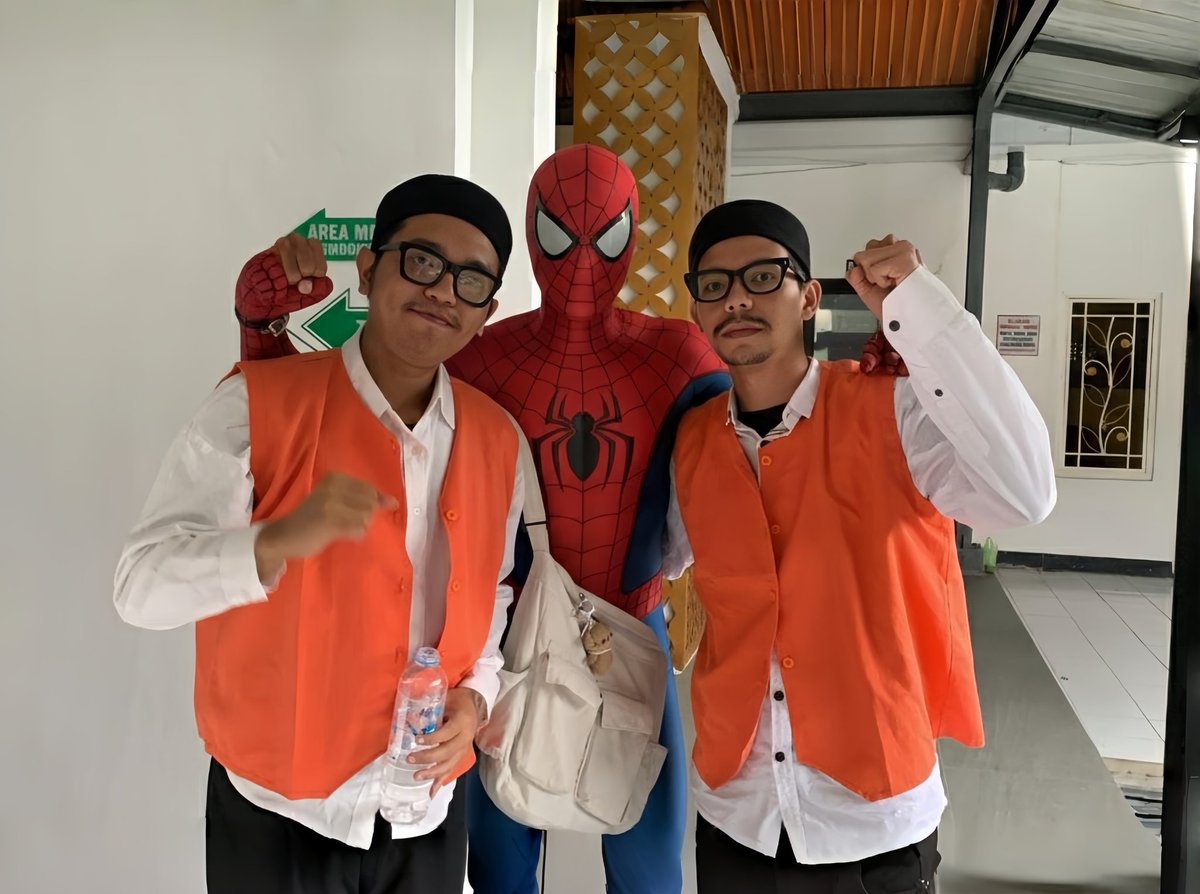 Akhirnya bisa menyempatkan datang dan menjenguk 2 tapol Surakarta wkwkwkw
Syukur keduanya sehat, masih tetap semangat, dan titip salam serta ucapan terimakasih untuk kawan² di luar yg terus mensupport mereka.
Sehat sehat dan lekas pulang yo Bog, Nif, biar bisa cengcengan lagi 🕊