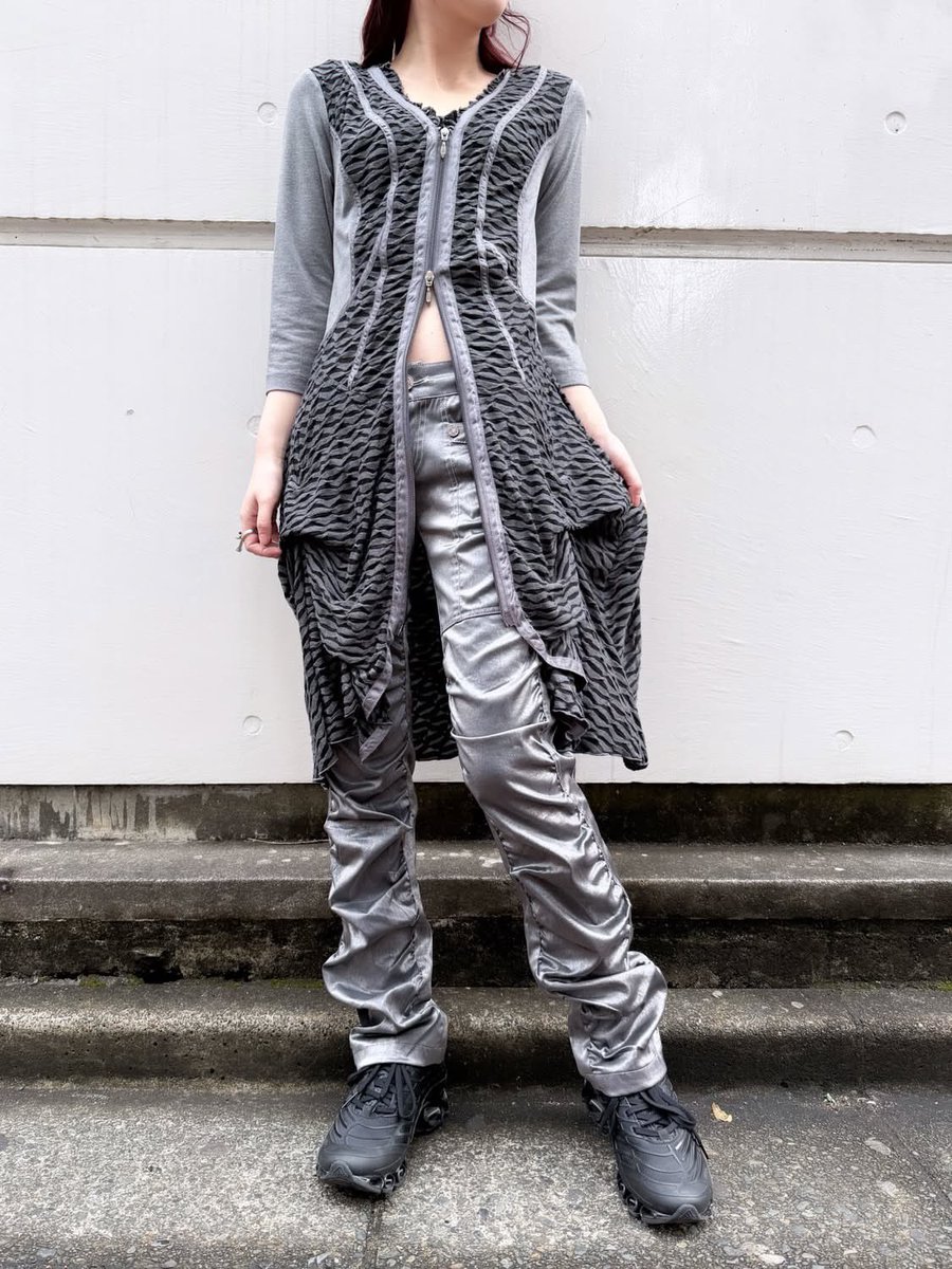 birthdeathTokyo's tweet photo. New Arrivals

00's Double zip design dress

90's metallic silver shirring pants

#birthdeath
#vintage
#渋谷
#古着屋
#レディース古着 https://t.co/6d2h5b10ci