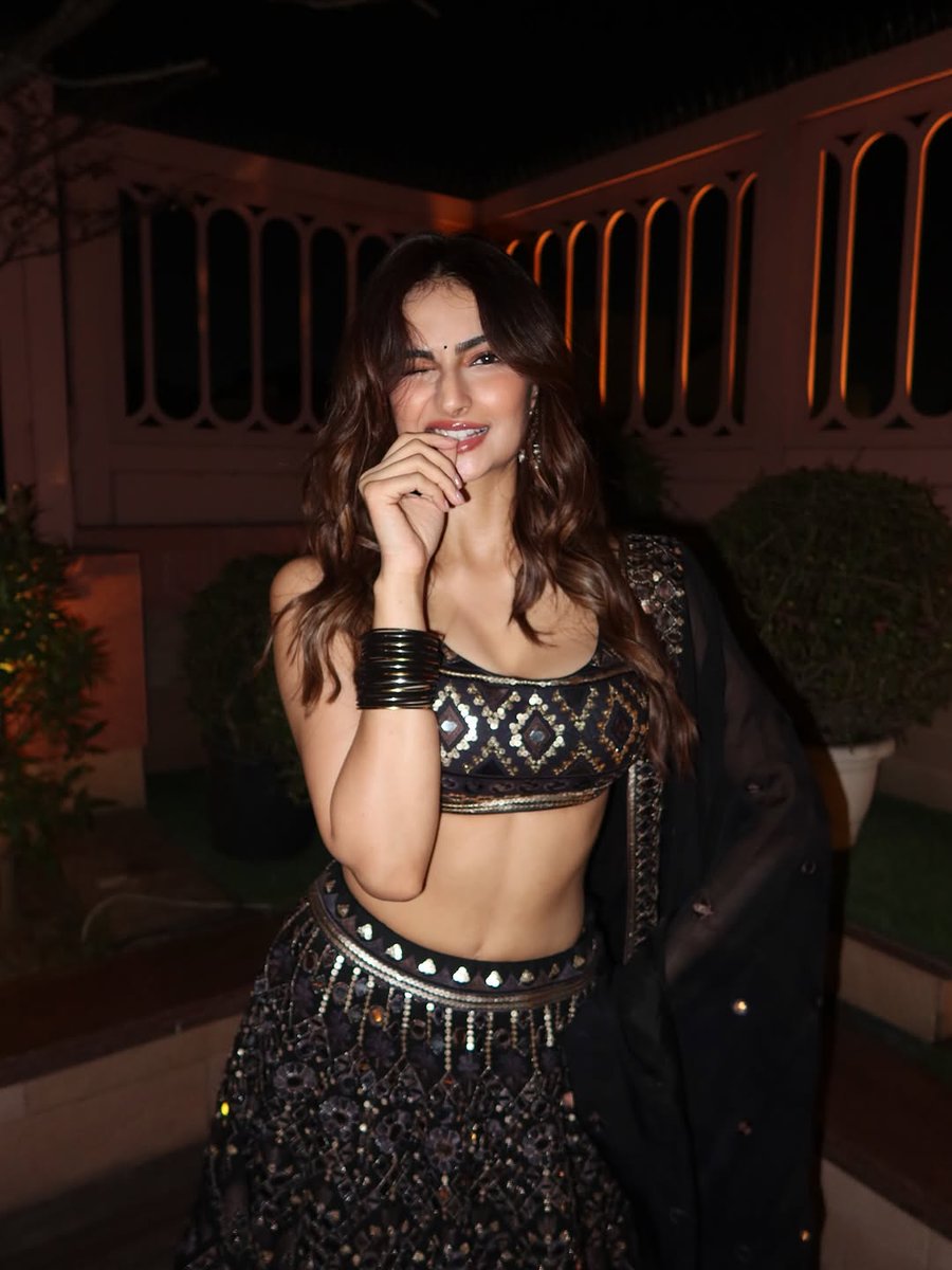 DelhiTimesTweet's tweet image. #PalakTiwari shares her look from a #sangeet, choosing mirror-work lehenga and #minimal styling for a sleek, #contemporary take on #festivewear😍

#sangeetlooks #festivevibes