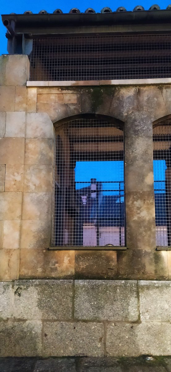 ACDPatrimonio's tweet image. Desde hace muchos años la ausencia de ¡una teja! impide que el agua recogida en el tejado acabe en el canalón.
Las consecuencias: la fachada se moja y el agua accede al aula arqueológica (incomprensiblemente cerrada) encharcando el suelo y mojando las piezas "musealizadas".