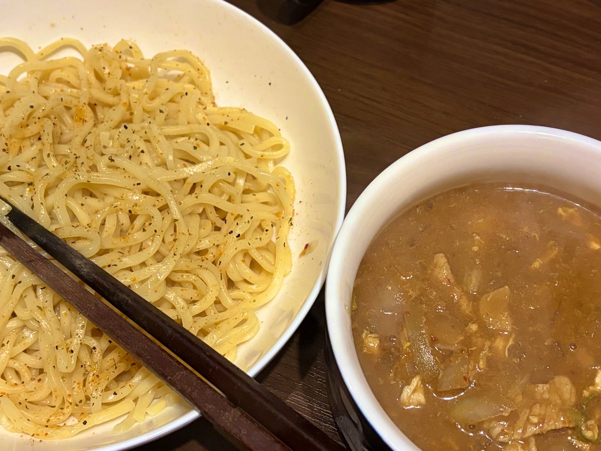 麺屋になったので、自炊も麺確率up⤴️

美味しい×美味しいチャレンジで
豚キムチ魚介つけ麺！

うーん…微妙！！(笑)
