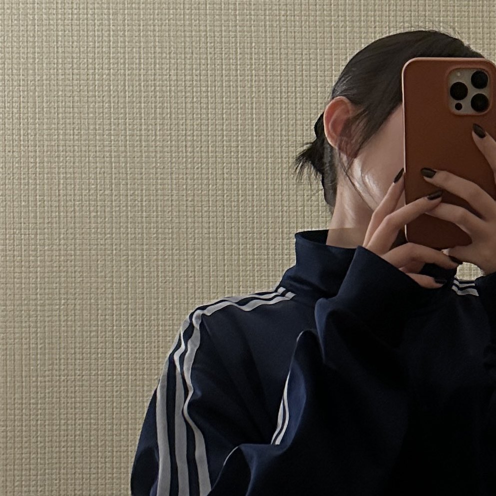 tsu_166's tweet photo. 最近は寒いから部屋にこもってお菓子食べて本読んで寝てる https://t.co/Dm3LB16yFh