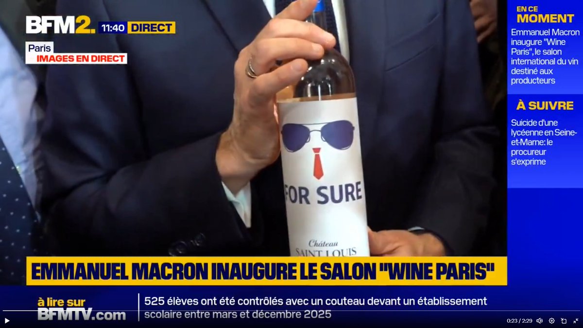 jpceccaldi's tweet photo. - le nom du salon est ridicule
- le logo évoque un appareil génital masculin au repos
- ce blanc-bec ne sait pas tenir une bouteille
bref: entre ses mains précieuses tout devenait ridicule
#merdeinfrance
#alcool pas cool #vin #drogue #macron https://t.co/OEONgIrIWA