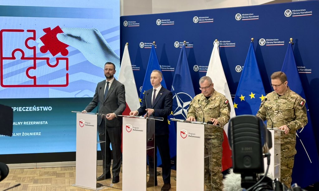 MON_GOV_PL's tweet photo. Sekretarz stanu w MON @CTomczyk: Dokładnie teraz ruszają zapisy dla użytkowników aplikacji mObywatel. Dokładnie teraz każdy z Państwa, jeśli tylko chce, może pobrać specjalną aplikację - zarówno na system Android, jak i iOS, czyli na urządzenia Apple - na swój telefon i zapisać się na szkolenie. W aplikacji dostępnych jest również wiele materiałów edukacyjnych, do których serdecznie zachęcamy. Tak jak powiedział Pan Premier, pierwsze szkolenie odbędzie się 7 marca. Szkolenia będą realizowane przez cały rok i zakończą się 21 listopada. W tym roku chcemy znacząco zwielokrotnić liczbę osób, które będą mogły wziąć w nich udział.