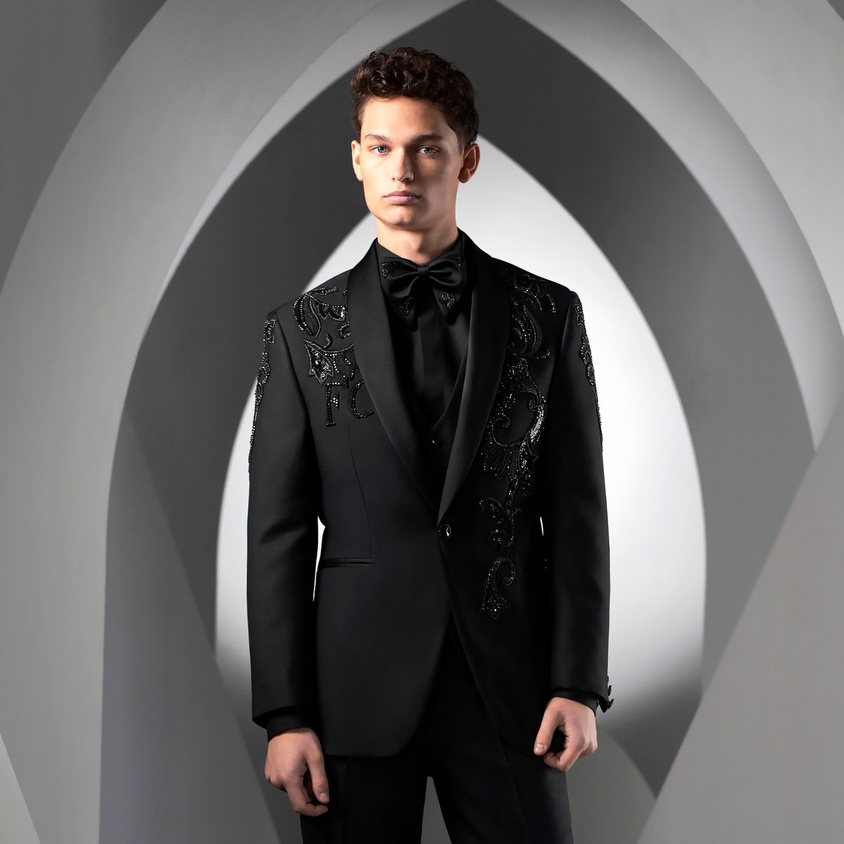 TailorSuits's tweet photo. Nu e vorba doar despre o ținută de mire, ci despre armonia perfectă între personalizare și croială. Broderiile realizate manual și țesătura din lână black creează un joc vizual care atrage privirile, oferindu-ți un aer sofisticat pe care doar un produs unic îl poate transmite. https://t.co/uOJHEyAAIa