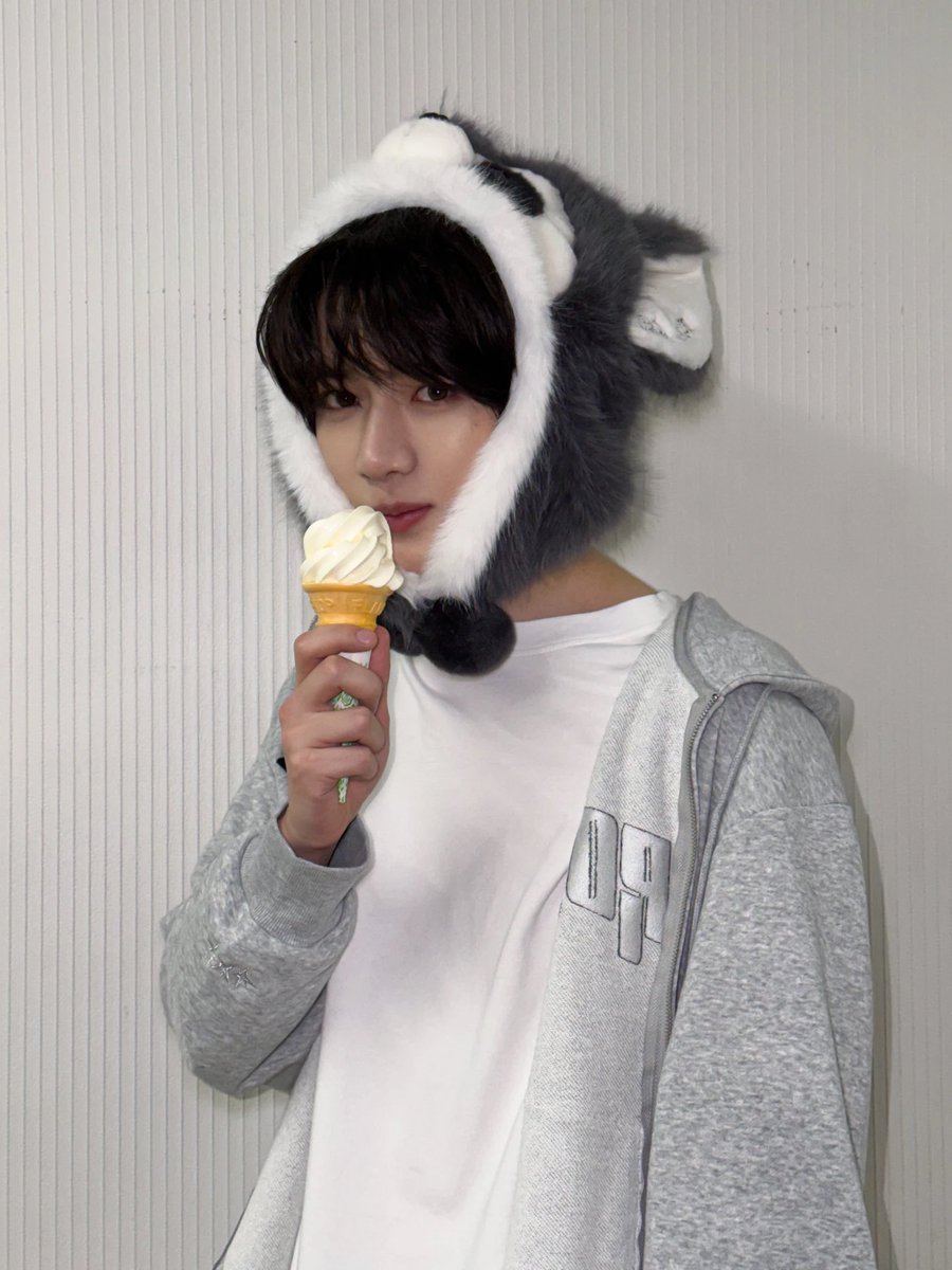 translatingTXT's tweet image. [260209] #beomgyu (@.bamgyuuuu) instagram 

“you say hi to a cute puppy 🐶”

🎵 sunday driver - txt soobin 

note: the caption is a reference to lyrics from ‘sunday driver’